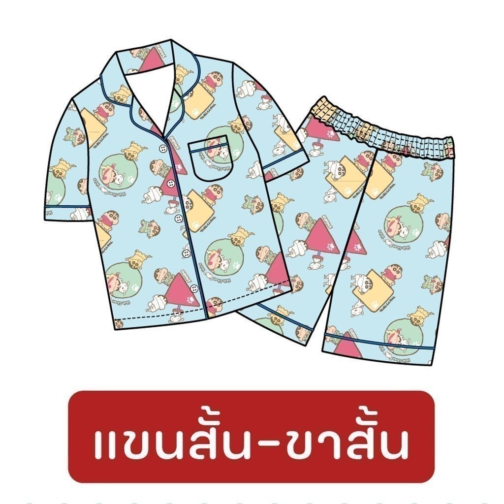 ชุดนอน รุ่น ชินจัง 𝐂𝐑𝐀𝐘𝐎𝐍 𝐒𝐇𝐈𝐍𝐂𝐇𝐀𝐍 ลิขสิทธิ์แท้ แบรนด์ PAJARA ผ้า cotton satin ชาย และ หญิง