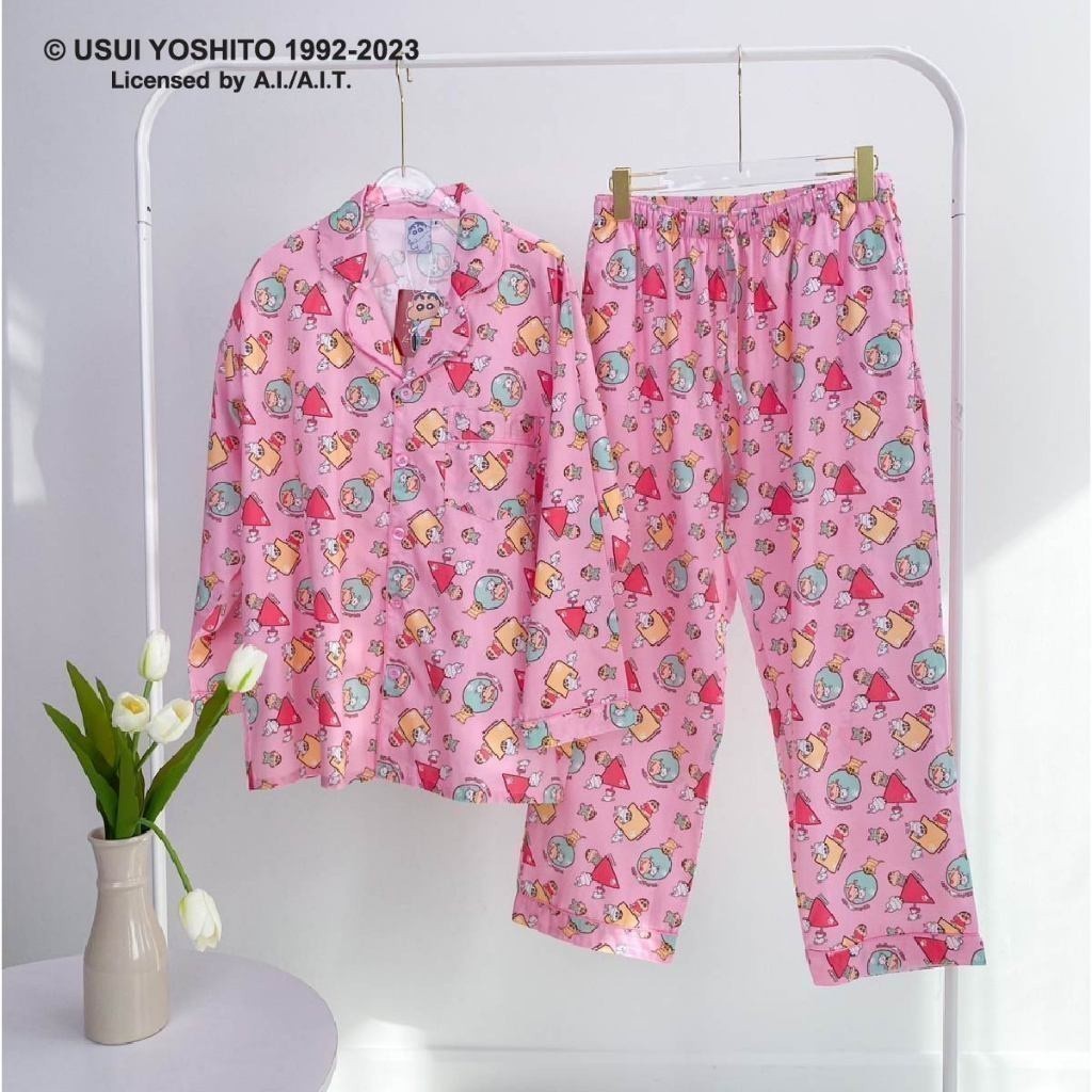 ชุดนอน รุ่น ชินจัง 𝐂𝐑𝐀𝐘𝐎𝐍 𝐒𝐇𝐈𝐍𝐂𝐇𝐀𝐍 ลิขสิทธิ์แท้ แบรนด์ PAJARA ผ้า cotton satin ชาย และ หญิง