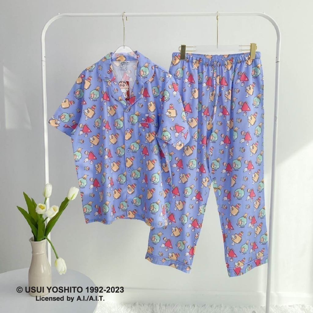 ชุดนอน รุ่น ชินจัง 𝐂𝐑𝐀𝐘𝐎𝐍 𝐒𝐇𝐈𝐍𝐂𝐇𝐀𝐍 ลิขสิทธิ์แท้ แบรนด์ PAJARA ผ้า cotton satin ชาย และ หญิง